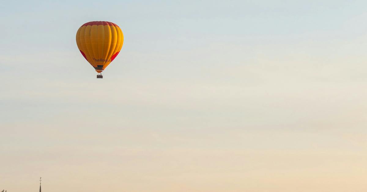 luftballong på sommrhimmel